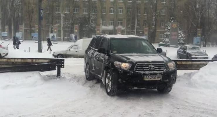 Пробки в Киеве: чтобы спастись, люди разобрали отбойник