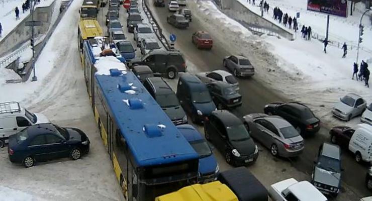 Пробки в Киеве: город снова парализовало на 10 баллов