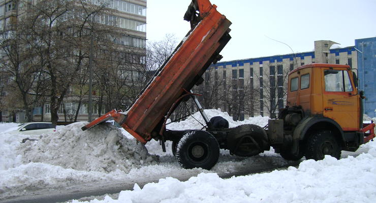 Киевляне избили коммунальщика за наглую свалку снега