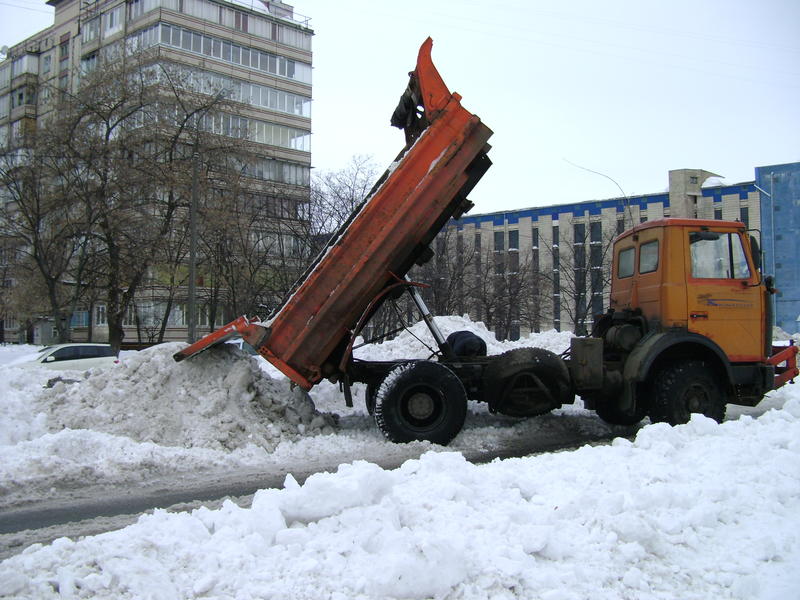 Киевляне избили коммунальщика за наглую свалку снега / Comments.ua