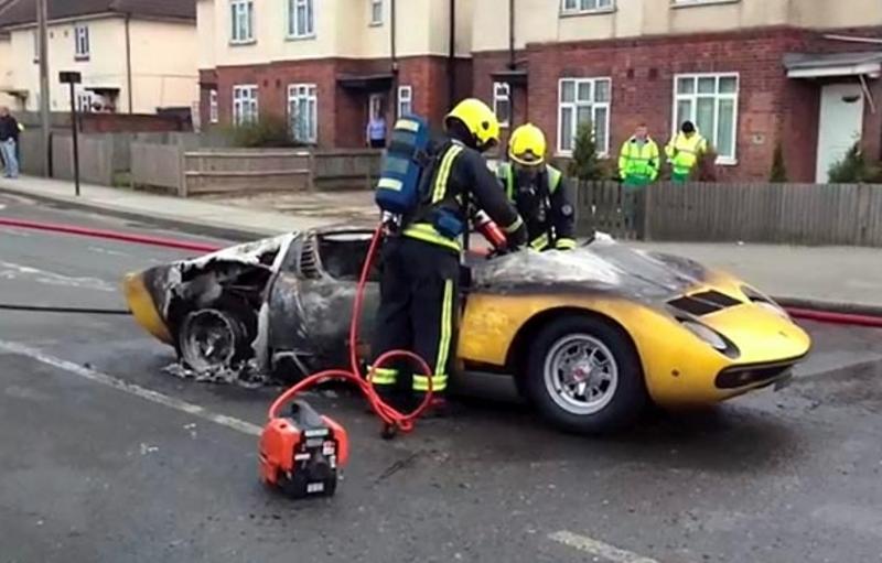 Крутая Lamborghini сгорела дотла прямо на улице (ФОТО, ВИДЕО)