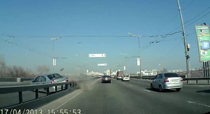 ДТП на Московском мосту: лихач испытал отбойник