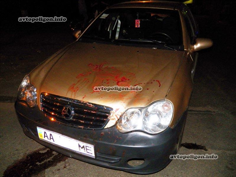 В Киеве люди избили таксиста, чуть не сбившего ребенка