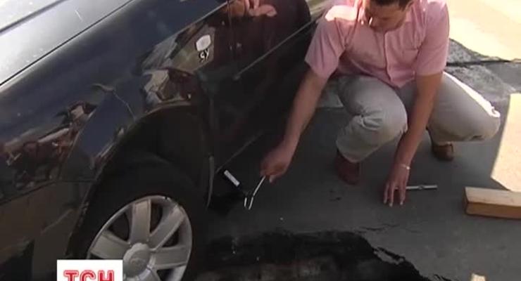 В Киеве машина провалилась и застряла в расщелине