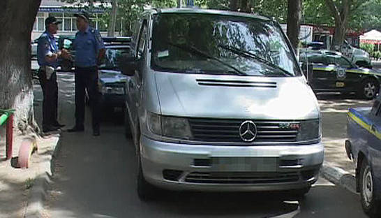 Водитель Мерседеса повредил две машины ГАИ