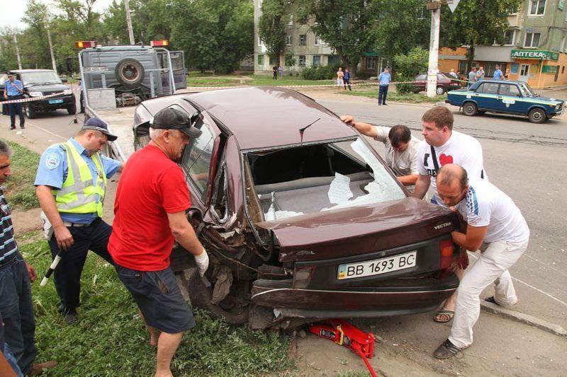 На Луганщине джип снес остановку: есть жертвы (ФОТО, ВИДЕО) / telegazeta.com.ua