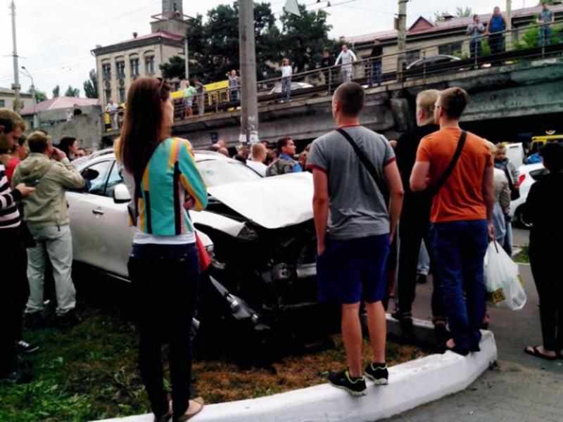 В Киеве пьяный водитель Infiniti разбил пять машин / segodnya.ua