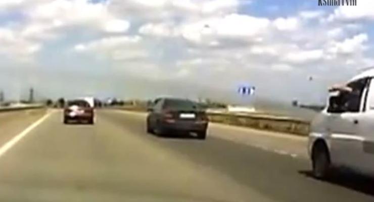 В Одессе водитель на ходу обстрелял обидчика (ВИДЕО)