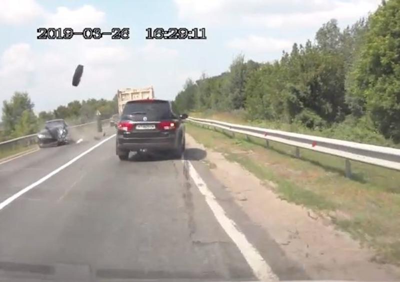 Под Киевом «бешеное» колесо разбило два авто (ВИДЕО) / youtube.com