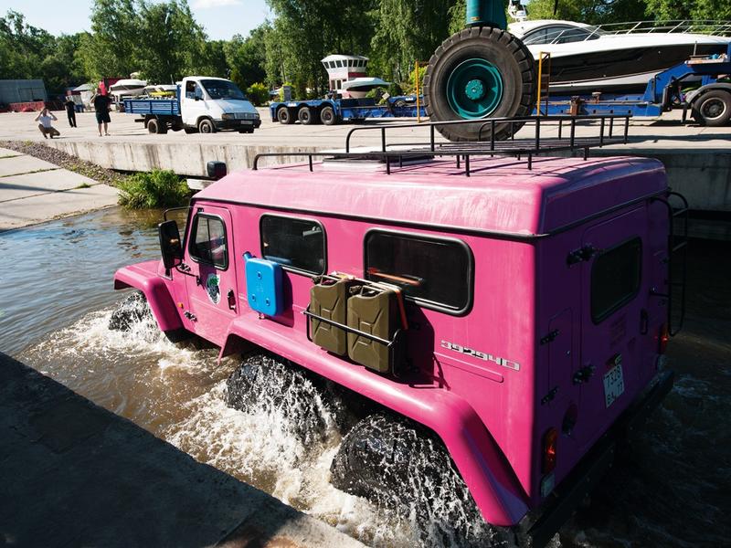 Брутальный гламур: дама за рулем розового вездехода / topgearrussia.ru
