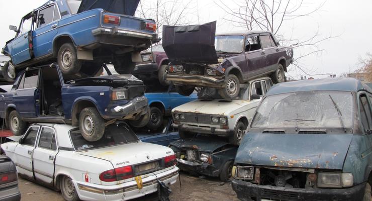 Янукович хочет давать компенсации за старые машины