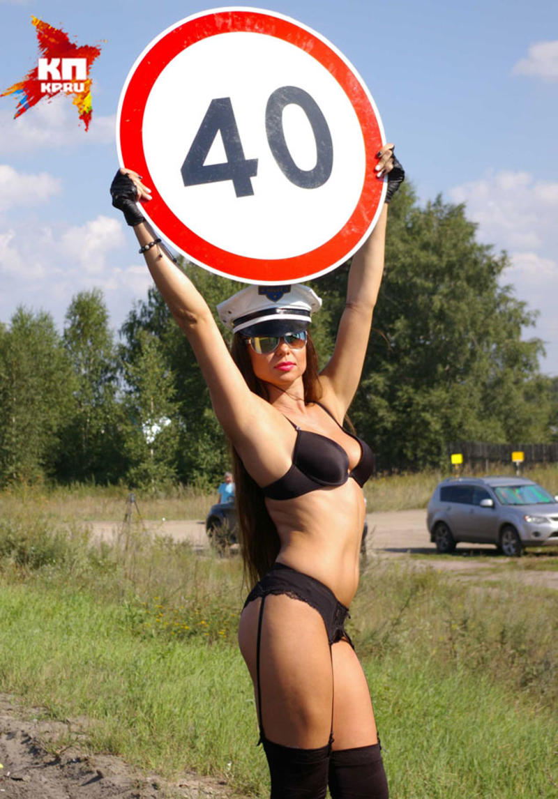 Девушки голой грудью убеждали не гонять на дорогах / kp.ru