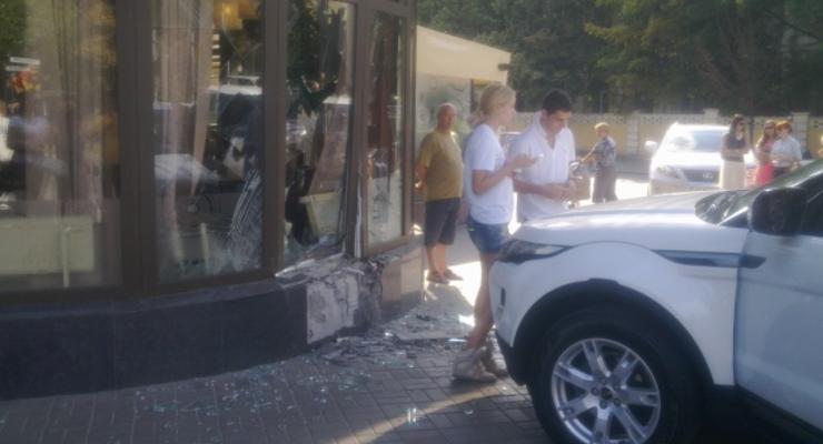 В Киеве девушка на Range Rover протаранила ресторан