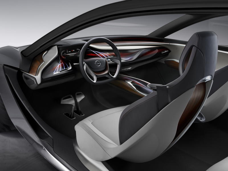 Opel рассекретил новый «крылатый» автомобиль / Opel