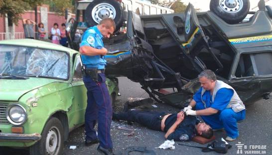 ВИДЕО ДТП: милицейский УАЗ взлетел и упал на Жигули