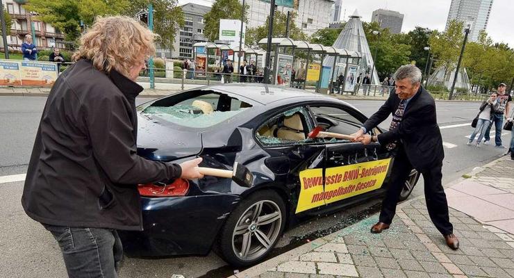 Недовольный клиент разбил кувалдой BMW M6 (ВИДЕО)