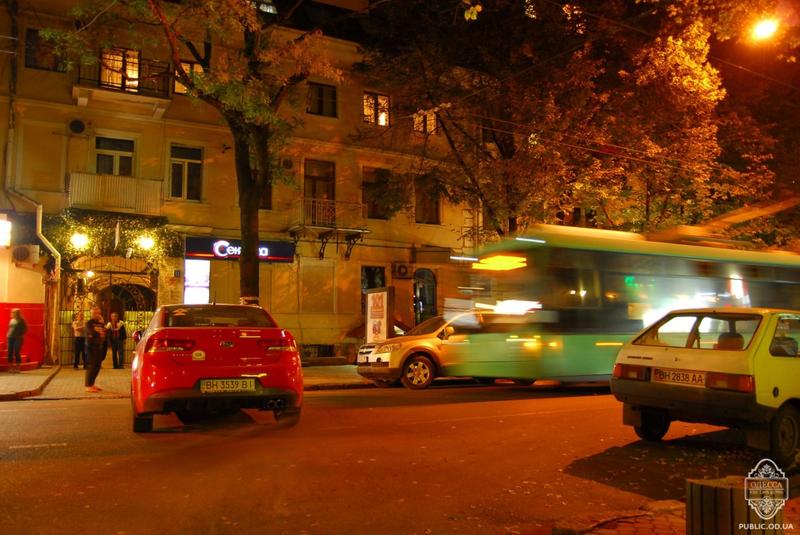Девушка перекрыла своим авто дорогу и ушла к подругам / public.od.ua