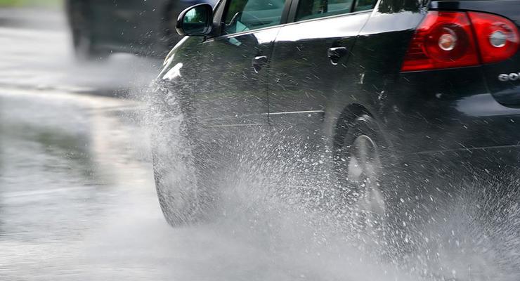 Как ездить в дождь, чтобы уберечь себя и автомобиль