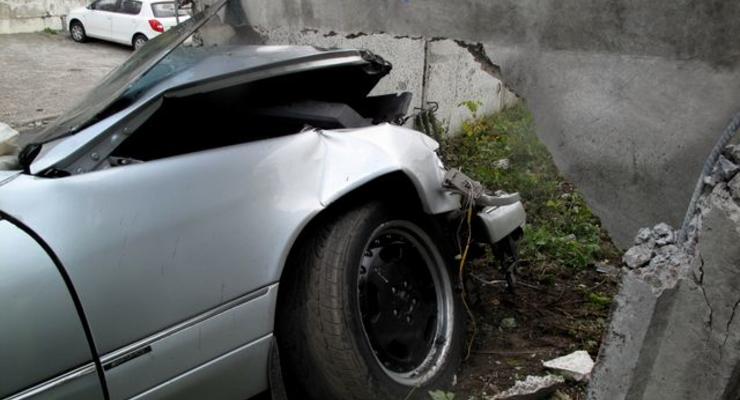 В Киеве бронированный Mercedes пробил забор (ФОТО)