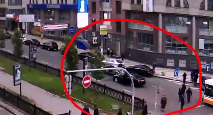 В Киеве водитель прыгал по машине обидчика (ВИДЕО)