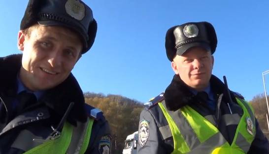 В Киеве водитель заставляет гаишников извиняться (ВИДЕО)