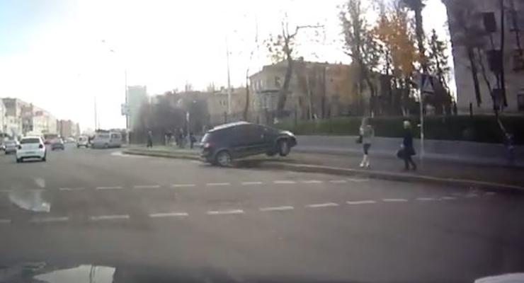 В Киеве «дрифтер» едва не задавил пешеходов (ВИДЕО)