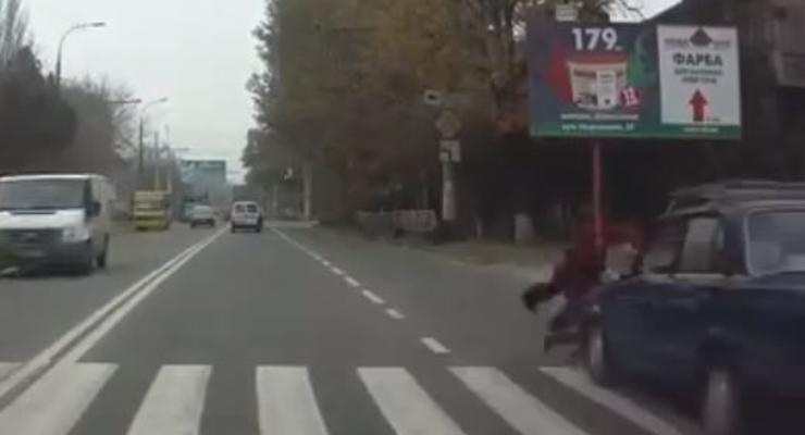 Страшное ВИДЕО: женщину с ребенком сбила машина