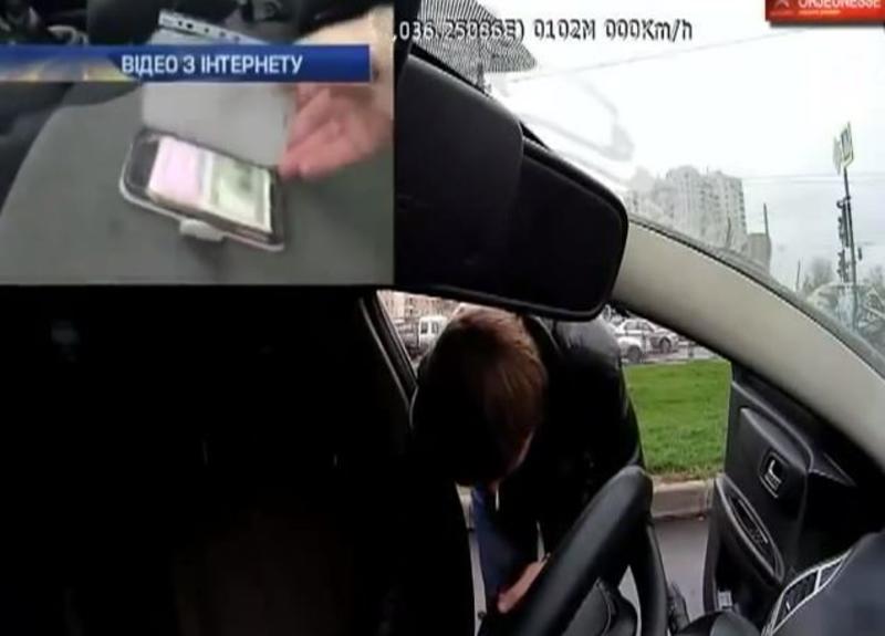 Гаишник дал взятку водителю - 2000 гривен (ВИДЕО) / youtube.com