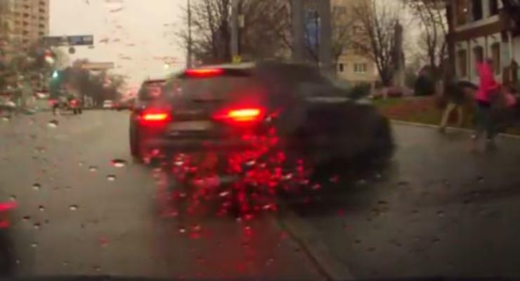 ВИДЕО: в Киеве бешеная Audi таранила машины и людей