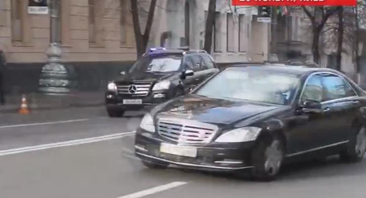 Кортеж Януковича c визгом шин рассекает по Киеву (ВИДЕО)