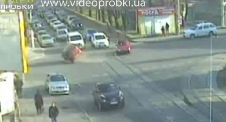 ДТП с переворотом в Киеве: 10 секунд - и на колесах