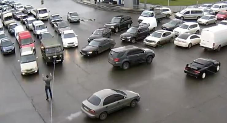 ГАИ не нужна: в Киеве водители регулируют движение