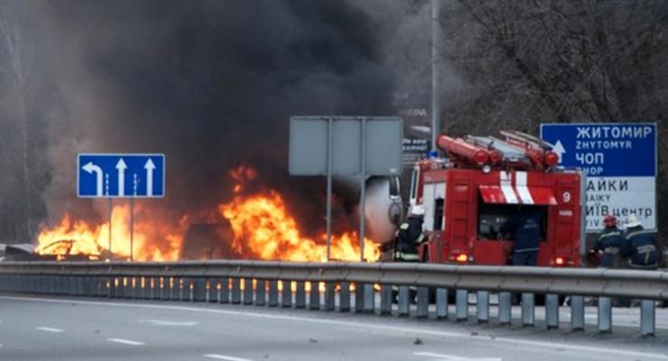 Под Киевом в ДТП с бензовозом сгорели 5 автомобилей