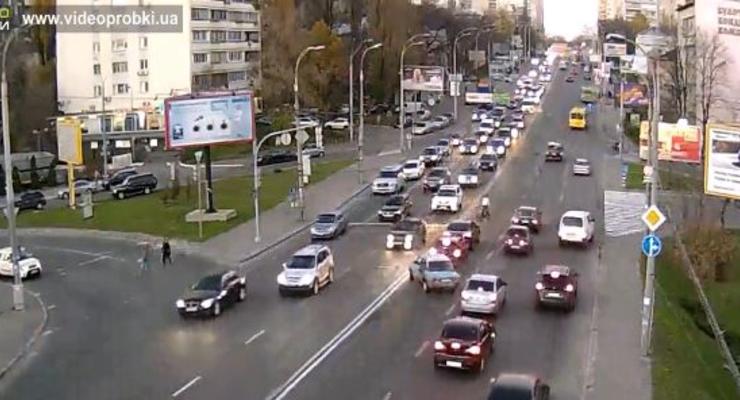 ВИДЕО: в Киеве велосипедист спровоцировал ДТП