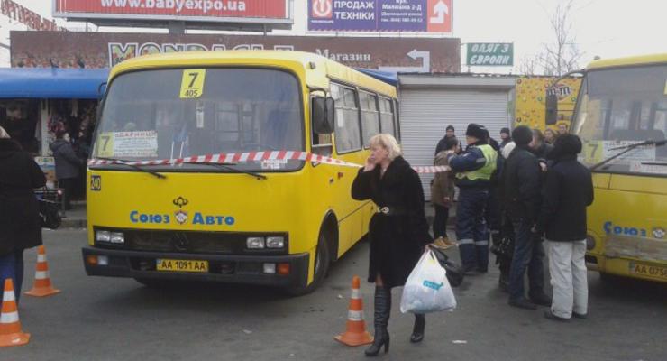 В Киеве маршрутка сбила трех пешеходов на тротуаре
