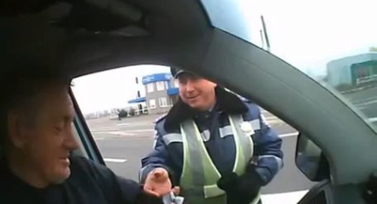 Самый добрый гаишник: Инспектор подарил водителю 100 грн
