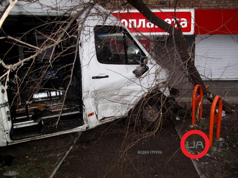 В Киеве такси протаранило полную людей маршрутку / golos.ua