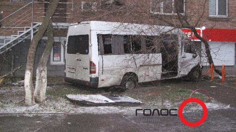 В Киеве такси протаранило полную людей маршрутку / golos.ua