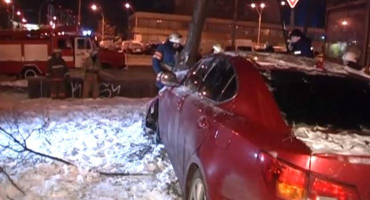 В Киеве женщина разбила свой Lexus о дерево