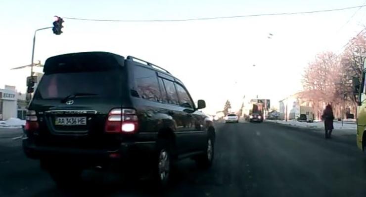 Под Киевом водители «успокоили» наглеца на джипе