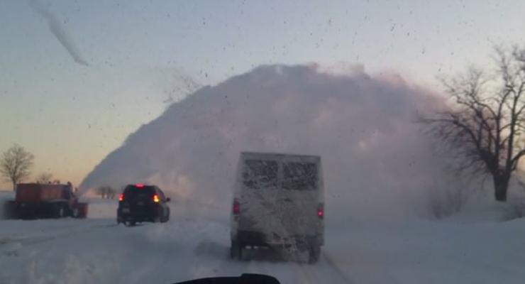 Фонтаном снега по стеклу: как в Украине чистят дороги
