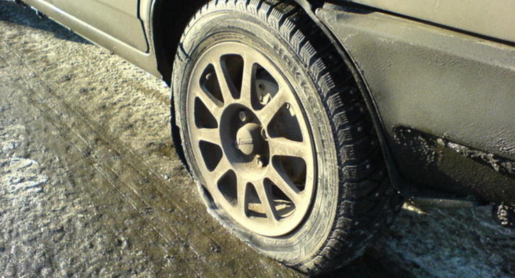 Водители в Киеве жалуются, что им режут шины