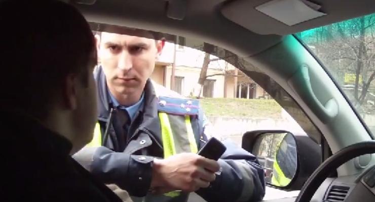 Скандал в центре Киева: гаишник ударил водителя
