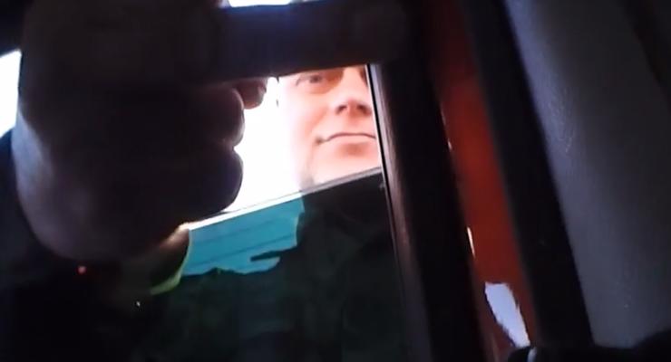 «Фак» в лицо. Как ГАИ обыскивает автомобили в Крыму