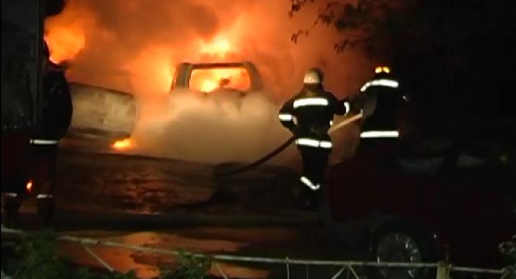 Поджог машин в Киеве: столб огня достигал третьего этажа