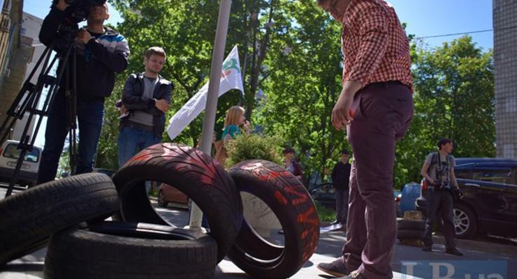 Около 500 киевлян принесли шины Киевавтодору