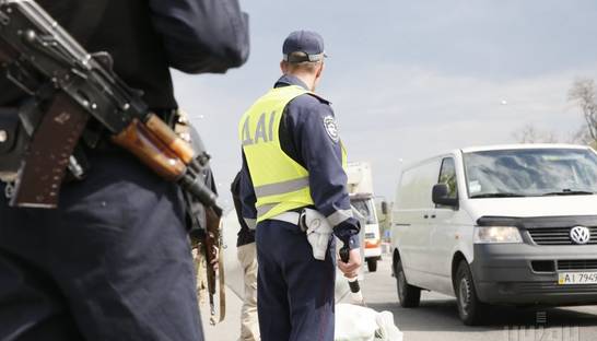 Самооборона Киева заставляет пьяных водителей убирать лес