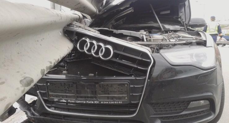 На Московской площади Audi напоролась на отбойник