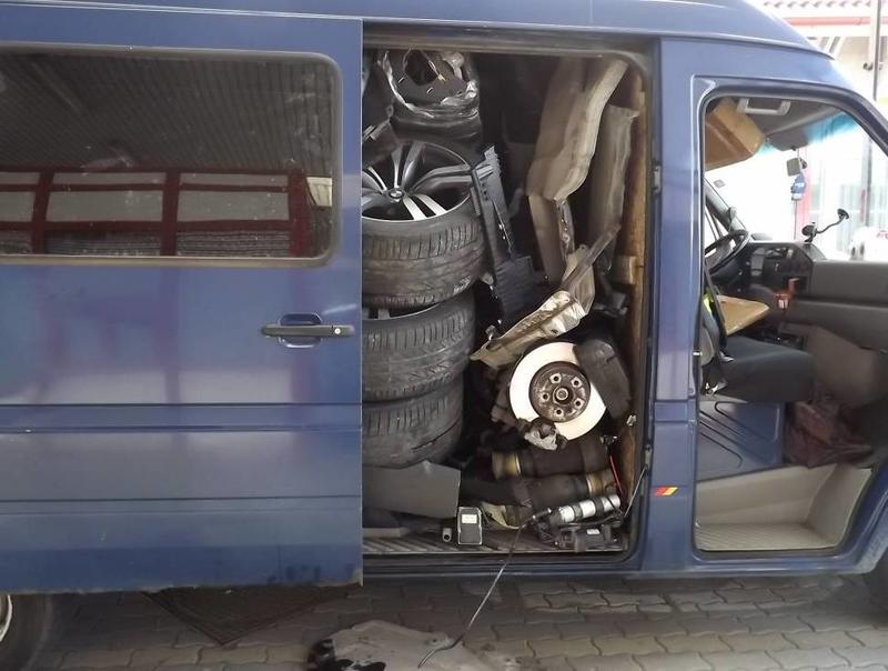 Румын угнал и запихнул в бус BMW X6 (фото) / police.hu