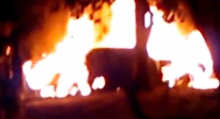 В Киеве сожгли Мерседес. Взрыв засняли на видео